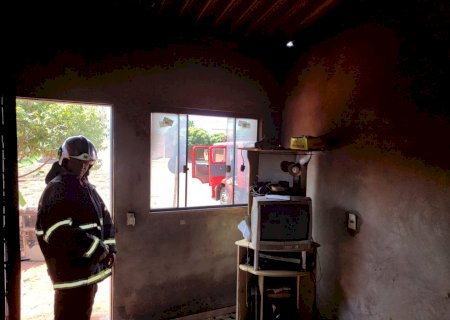 Ivinhema - Bombeiros militar controla princípio de incêndio em residência
