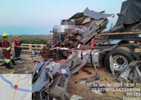 Colisão entre carretas deixa um morto e outro ferido na BR-163