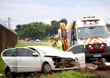 Carro rodopia na BR-163 após roda se soltar, bate em muro e fica destruído