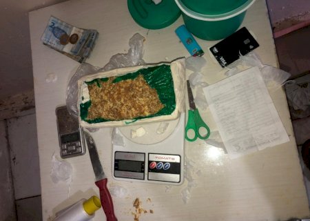 Policiais civis cumprem mandado de prisão contra suspeito de tráfico de drogas que usava açougue como fachada