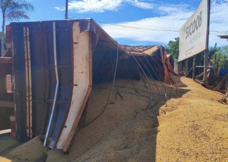 Caminhão carregado de soja tomba na subida da Orla em Fátima do Sul