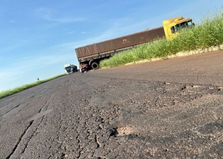 Volante trava, condutor perde o controle e carreta sai da pista no anel viário de Nova Andradina