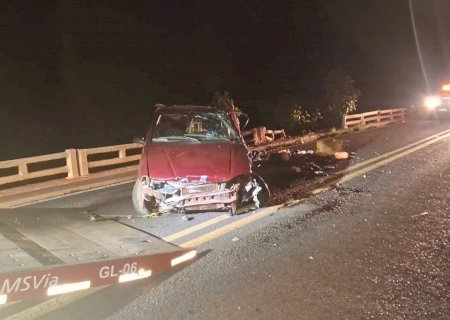 Veículo roda bate na lateral da ponte, capota e lança motorista dentro de rio em cidade no MS