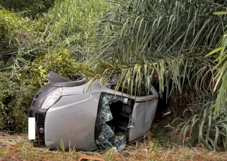 Homem capota veículo na BR-262 e recusa atendimento médico