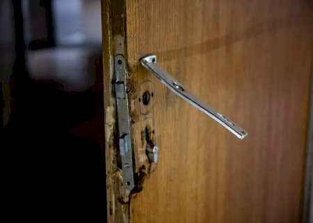 Mãe abandona menino de 5 anos em apartamento e guardas arrombam porta para resgate