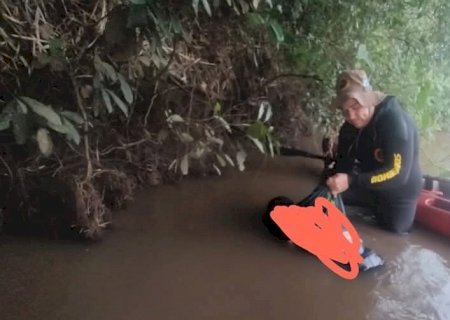 Corpo de mulher ejetado de carro após acidente sobre ponte de Rio na BR 163 é localizado pelos bombeiros