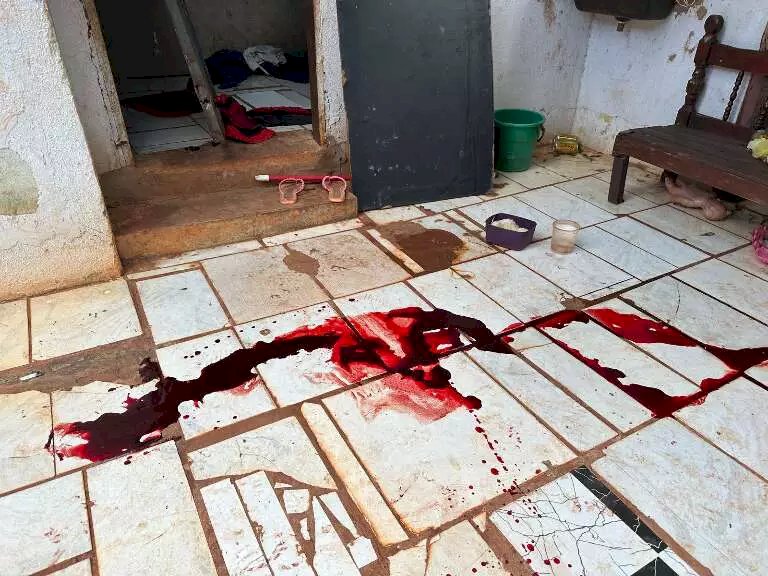 Mulher é presa suspeita de matar companheiro com facada no pescoço