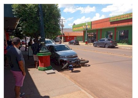 Motociclista desvia de carreta e colide em veículo parado