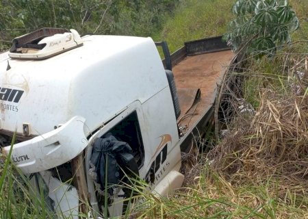 Caminhão fica destruído após sair da pista na MS-395