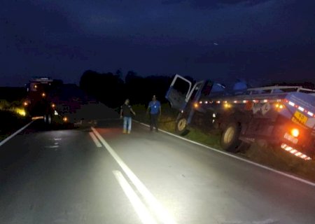Caminhão sai da pista na MS-276, entre Batayporã e Anaurilândia