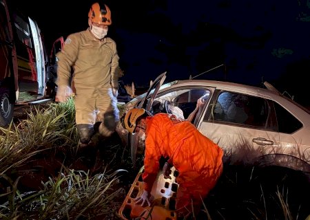 Carro sai da pista e cai em valeta entre Nova Andradina e Batayporã