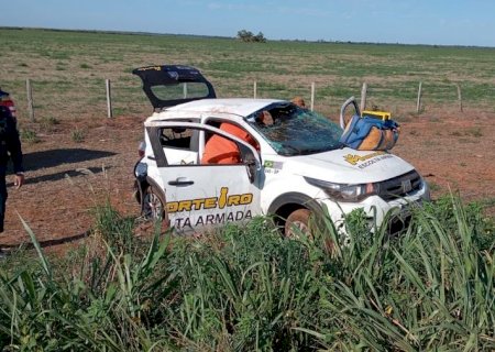 Carro de empresa de escolta sai da pista na MS-480, região de Anaurilândia