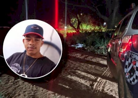 Jovem é jogado de veículo e morto com vários tiros