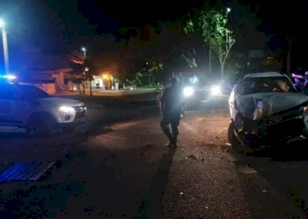 Jovem invade Senai, furta caminhonete e provoca acidente em fuga ao Paraguai