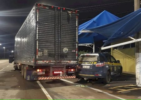 Contra julgamento de Bolsonaro, caminhoneiro invade posto da PRF no DF
