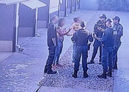 Criança é encontrada em quarto de motel com a mãe e dois homens
