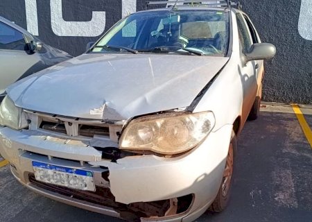 Durante abordagem a guincho, polícia descobre veículo deixado em oficina com drogas e cigarros