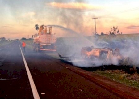 Motorista perde controle, capota carro que pega fogo na BR-163 e um fica ferido