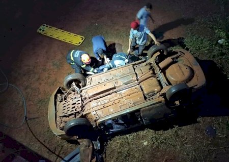 Carro despenca de ponte e três pessoas ficam feridas na área rural de Batayporã