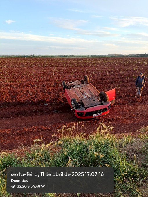 Moradora de Ivinhema capota carro ao bater em buraco na rodovia MS -276 entre Indápolis e Lagoa Bonita