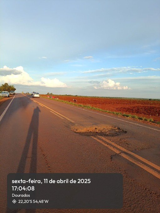 Moradora de Ivinhema capota carro ao bater em buraco na rodovia MS -276 entre Indápolis e Lagoa Bonita