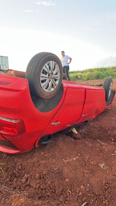 Moradora de Ivinhema capota carro ao bater em buraco na rodovia MS -276 entre Indápolis e Lagoa Bonita