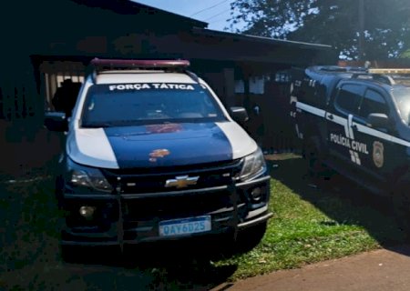 Durante cumprimento de mandado de busca e apreensão, policiais são recebidos a tiros e dois indivíduos são alvejados