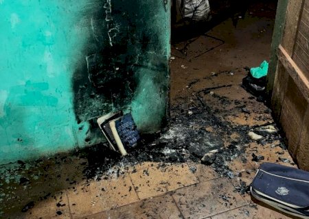 Homem agride esposa, tenta matá-la incendiando casa e acaba preso