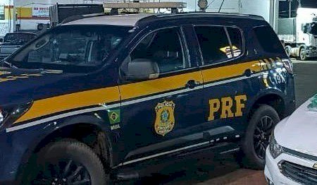 PRF apreende maconha, cocaína e recupera veículo