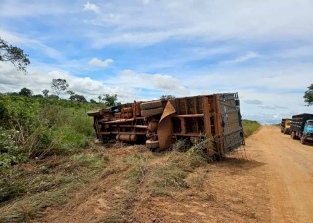 Caminhão tomba na MS-142 e deixa uma pessoa morta e outra ferida