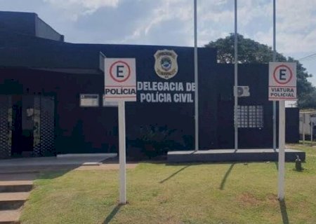 Em carro, atirador executa homem em mercado e mulher fica ferida em ataque