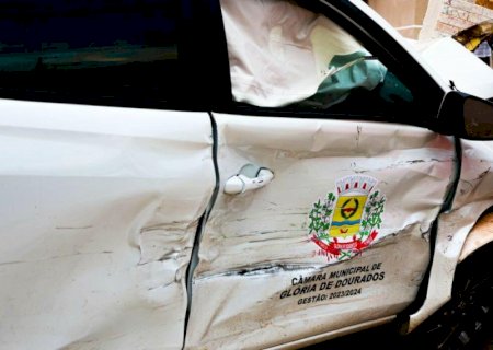 Carro com vereadores atinge veículo fúnebre e derruba muro de casa