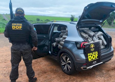 Adolescente é apreendido pelo DOF com carro roubado e carregado com mais de R$ 2 milhões em drogas