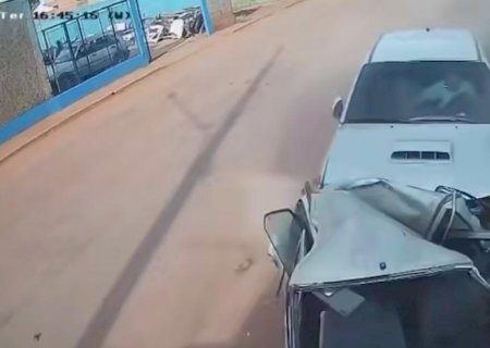 Motorista passa mal, perde controle da direção e atropela pedreiro e colide em veículo