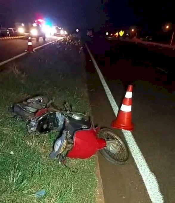 Mulher morre em colisão entre motocicleta e Fiat Toro na BR-163
