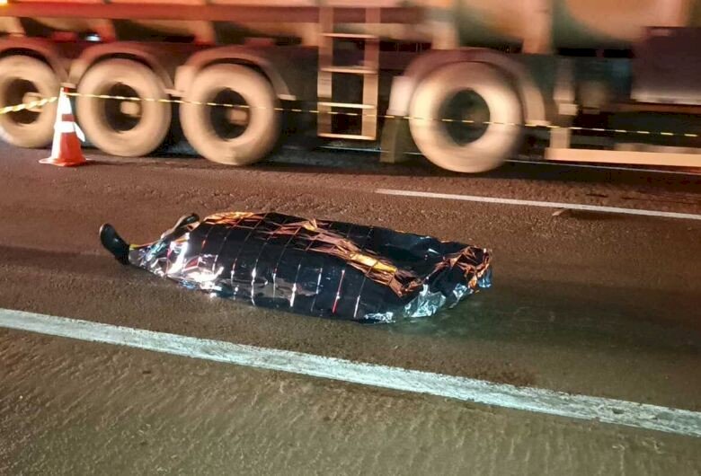 Mulher morre em colisão entre motocicleta e Fiat Toro na BR-163