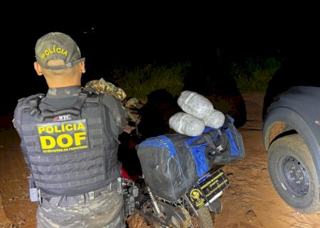 DOF apreende droga que era transportada em moto