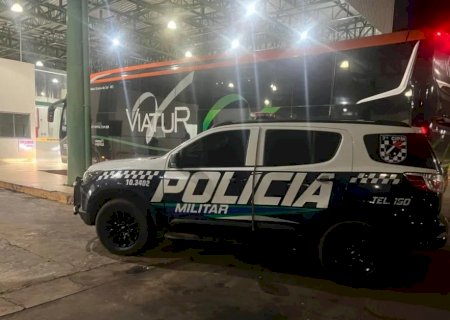 Faxineira é presa, desembarcando de ônibus, com meio quilo de crack dentro da calça