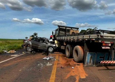 Casal morre em acidente envolvendo caminhão na BR-262