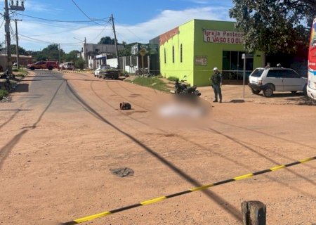 Motociclista morre após derrapar em areia e ser atropelada por ônibus
