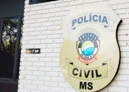 Enciumado, homem aperta pescoço e jogo bloco de concreto contra a esposa