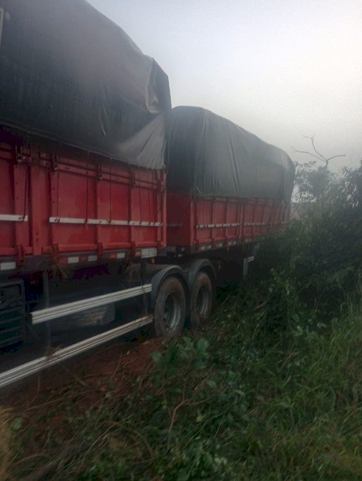 Tentativa de ultrapassagem com forte neblina, causa acidente entre duas carretas na MS-276 entre Batayporã e Anaurilândia