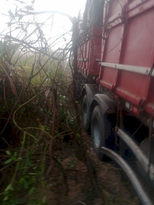Tentativa de ultrapassagem com forte neblina, causa acidente entre duas carretas na MS-276 entre Batayporã e Anaurilândia