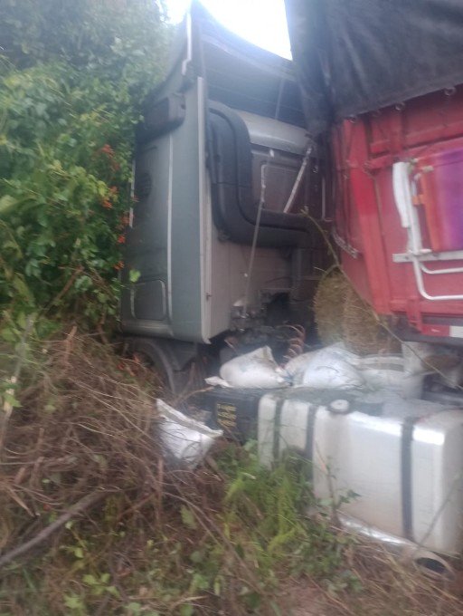 Tentativa de ultrapassagem com forte neblina, causa acidente entre duas carretas na MS-276 entre Batayporã e Anaurilândia