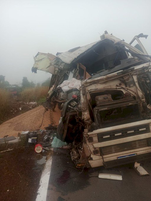 Tentativa de ultrapassagem com forte neblina, causa acidente entre duas carretas na MS-276 entre Batayporã e Anaurilândia