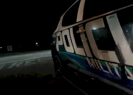 Homem tenta tomar arma de policial e acaba baleado