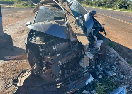 Condutor perde o controle do carro e atinge poste da PRF