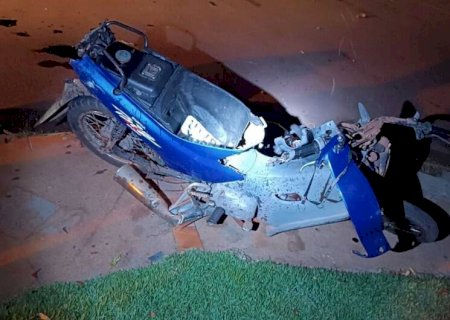 Mulher fica ferida após colisão entre moto e caminhonete