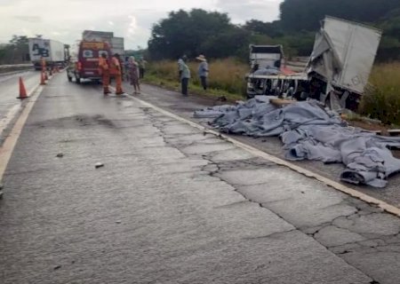 Colisão entre carretas na BR-267 em Bataguassu deixa motorista ferido