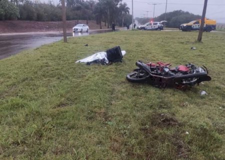 Motociclista morre após bater em poste